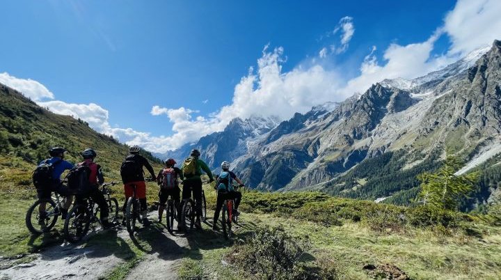 5 Personen fahren auf einem Waldweg im Sommer mit dem Mountainbike | © Mountainbikeabteilung DAV Augsburg